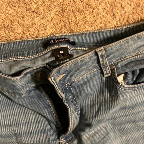 Distressed jeans - Picture 2 of 2